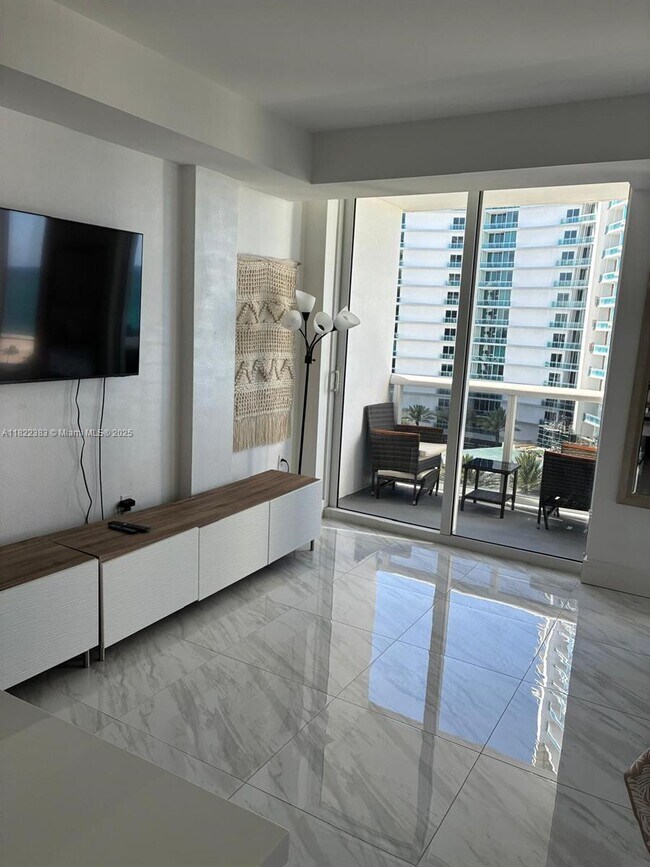 Foto del edificio - 10275 Collins Ave