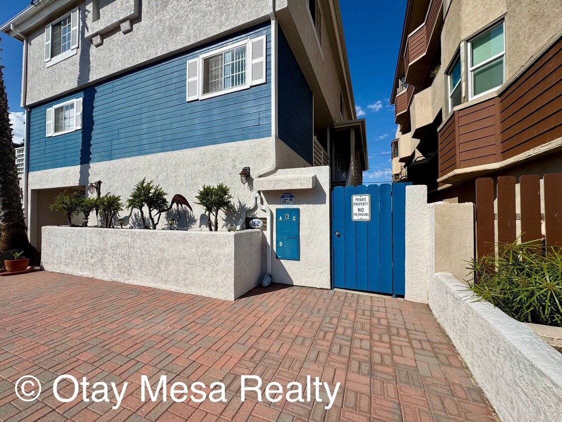 Foto principal - Spacious 2-Bedroom, 2.5-Bath Condo Just On...