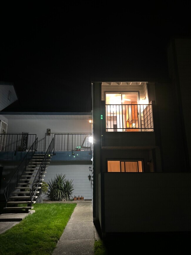 Condominio segundo piso - 445 Almond Dr. #29