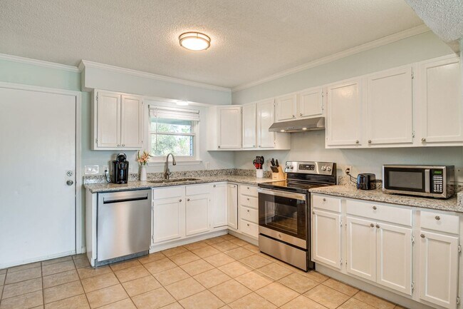 Foto del edificio - FULLY FURNISHED!!! 2 BEDROOM TOWNHOME IN P...