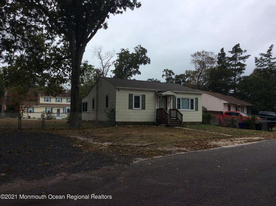 4 Cedar Ave, Waretown, NJ 08758 House for Rent in Waretown, NJ