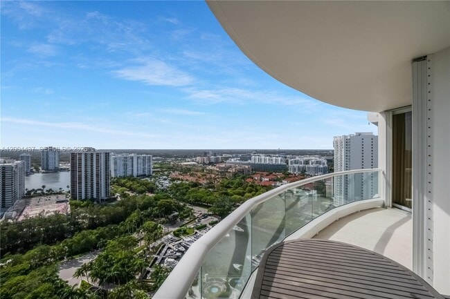 Foto del edificio - 7000 Island Blvd