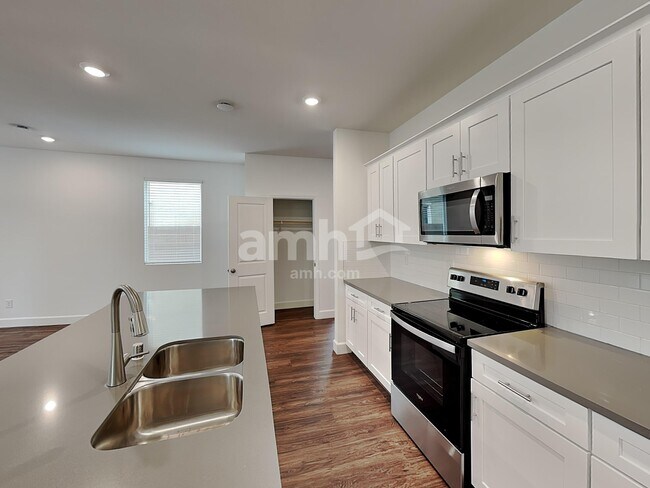Foto del edificio - 9166 Aaron Pointe Ct
