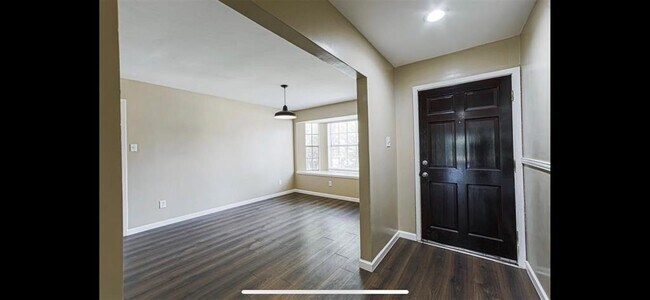 Building Photo - 9602 Benthos Dr