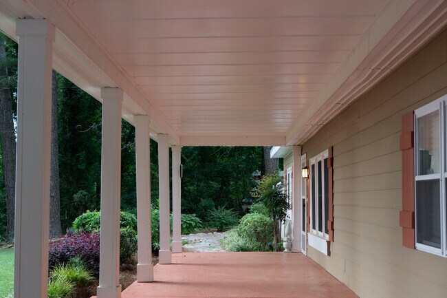 Building Photo - 3213 Suwanee Creek Rd