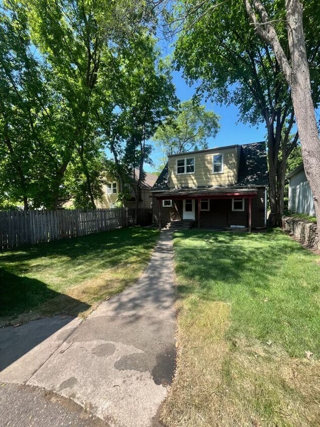Primary Photo - Freshly updated 3 BR/2 BA Single-Family Ho...