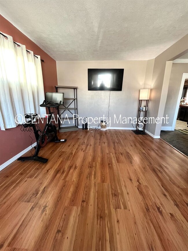 Building Photo - Cute 3 bedroom 1 bath on the flats.