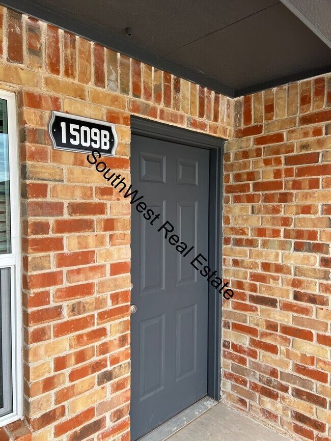 Foto del edificio - BRAND NEW 2 BED 2 BATH