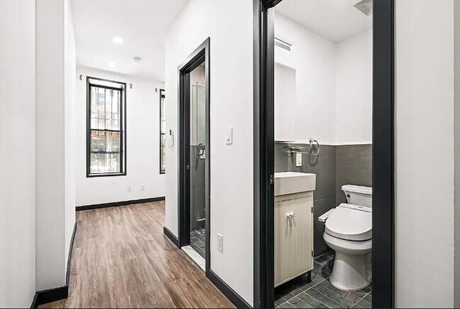 Foto del edificio - 439 W 46th St