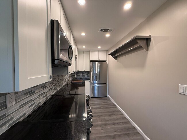 Building Photo - 685 N Ashurst Ct