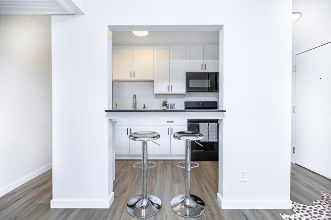 Interior Photo - Overlook on 100