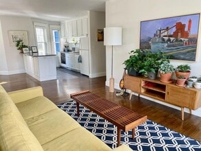 Building Photo - 11 W Elm Ave