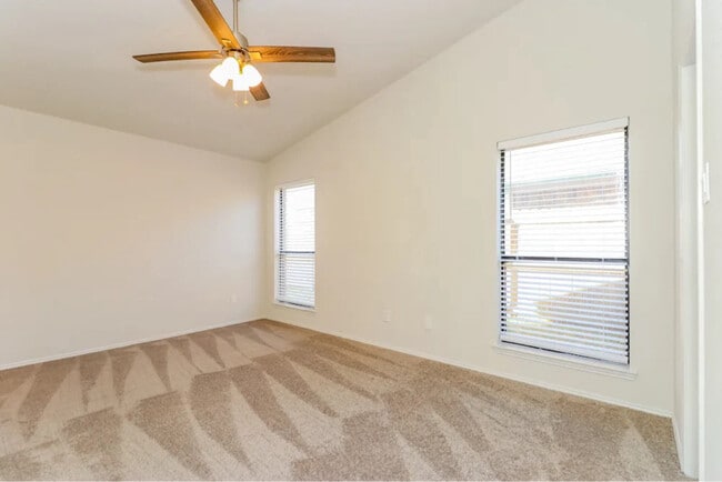 Building Photo - 415 Revolution Ln