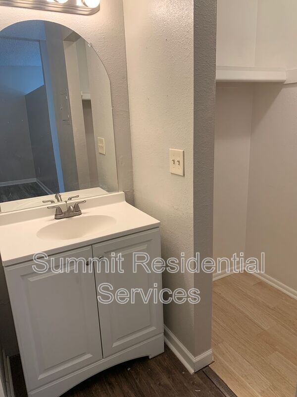 Building Photo - 8477 E Broadway Blvd