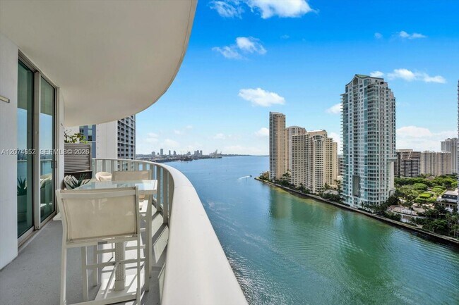 Foto del edificio - 300 S Biscayne Blvd