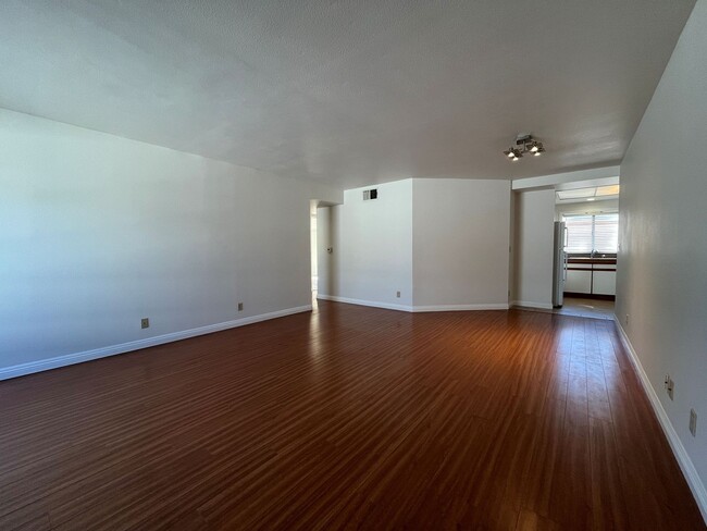 Building Photo - Pet Friendly, 3+2 w/balcony, parking + all...