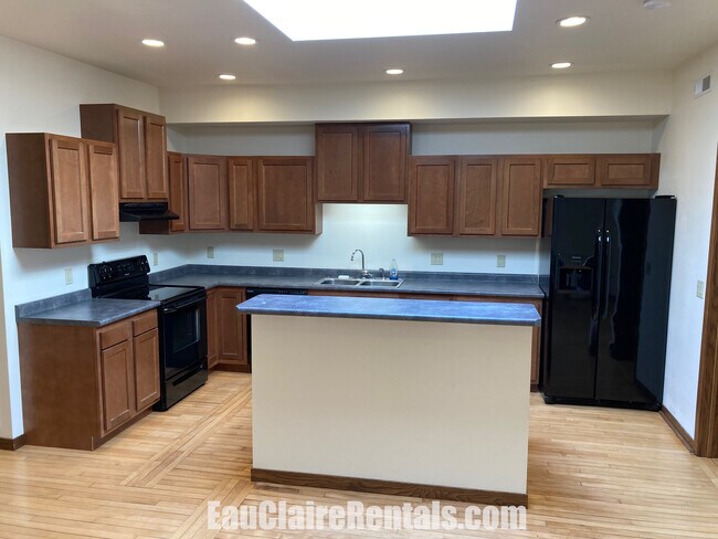 Kitchen Island - 405 Wisconsin St