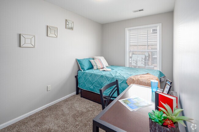 4BR, 2BA - Modelo - 1.200SF - Dormitorio - Eagle Village