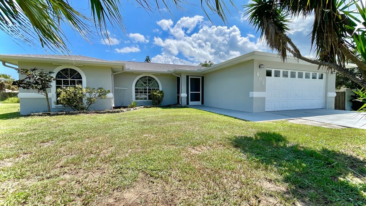 Foto principal - 3 BR , 2 Bath Annual Screened Pool Home Available