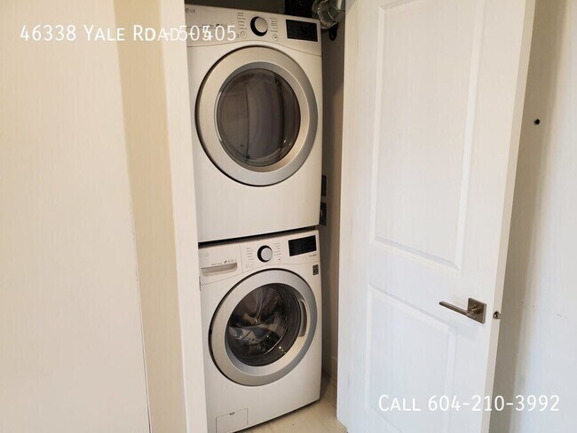 Photo du bâtiment - 5th Floor Corner Unit in Yaletown Living- 3 Month Utilities Included!