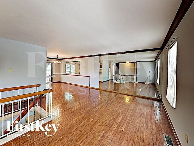 Foto del edificio - 7011 Blue Mountain Dr