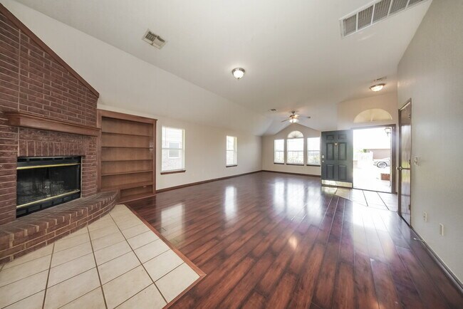 Foto del edificio - 329 Ridge Bluff Dr