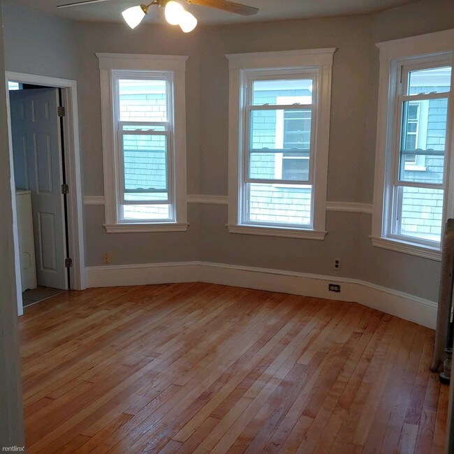 Foto del edificio - Room for Rent, 2 bath House - 17 Burnham St