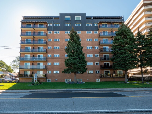 Photo du bâtiment - Buckingham Tower Apartments