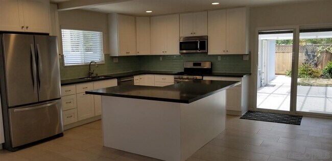 Foto del edificio - 3445 Bayonne Dr