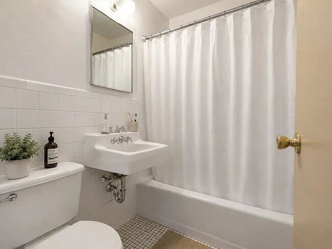 Foto del edificio - 130 Emerson St