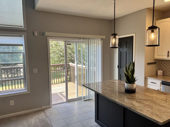 Building Photo - Beautiful 4 bedroom end unit townhome