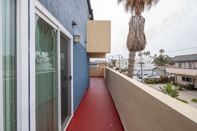 Building Photo - 1BR Gem on Seacoast Drive with Private Bal...