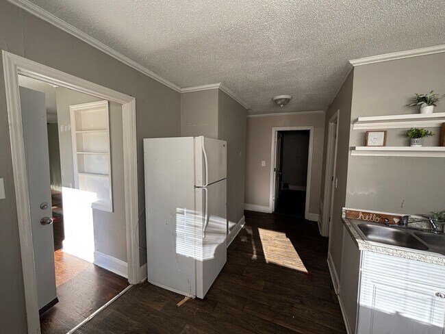 Foto del edificio - Coming Soon! 3 bedroom 1 bathroom house !