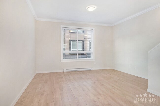 Building Photo - 2 - Bed + 2.5 Bath Townhouse in Surrey!