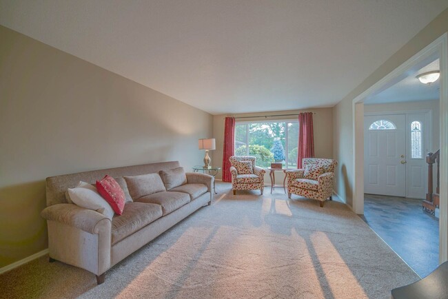 Building Photo - Large colonial home in NE Hillsboro