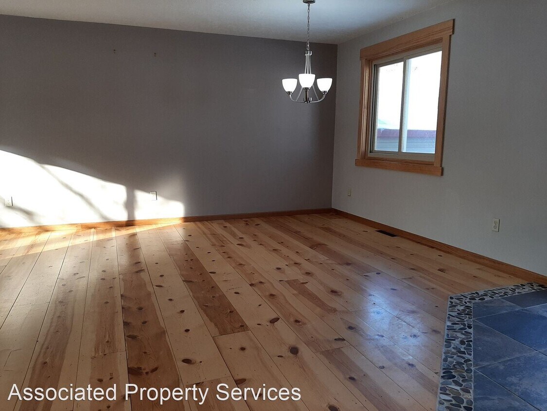 4 br, 2 bath House 2150 133rd Street W House Rental in Shakopee, MN