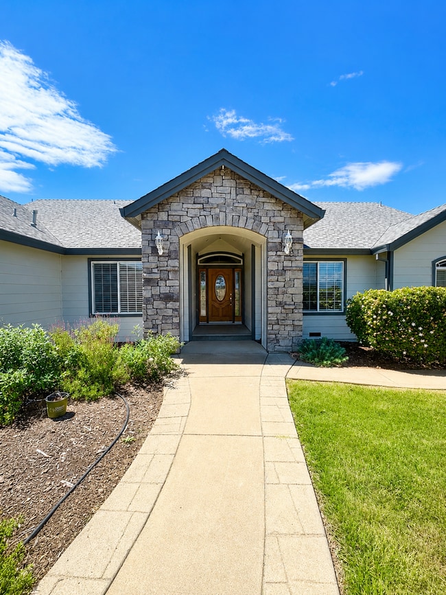 Building Photo - 21789 Seven Lakes Ln
