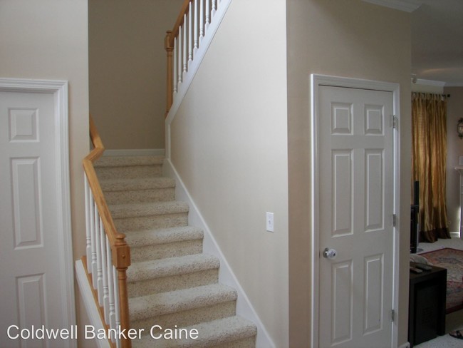 Building Photo - 16 Whitethorn Ln