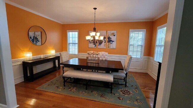 Foto del edificio - Charming 3-Bed Oasis with Hardwood Eleganc...