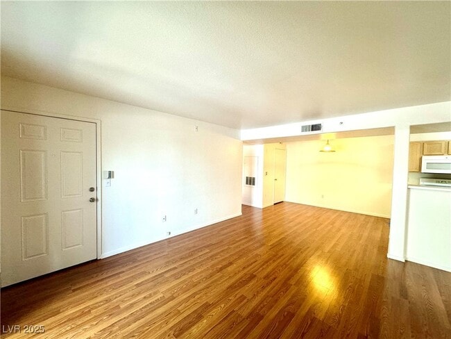 Building Photo - 950 Seven Hills Dr