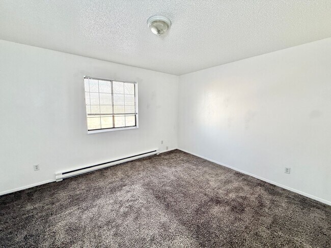 Building Photo - 37 Royal Crest Dr