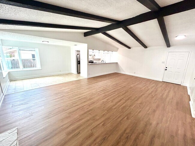 Foto del edificio - *COMING SOON* 3BR/2BA with Fireplace & 2-Car Garage!