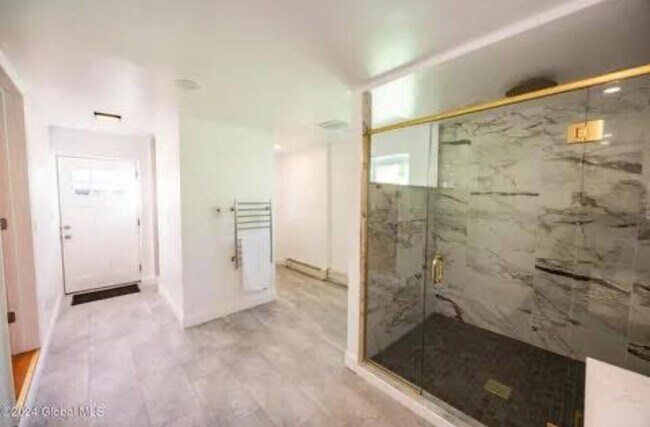 Foto del edificio - 24b Thacher St