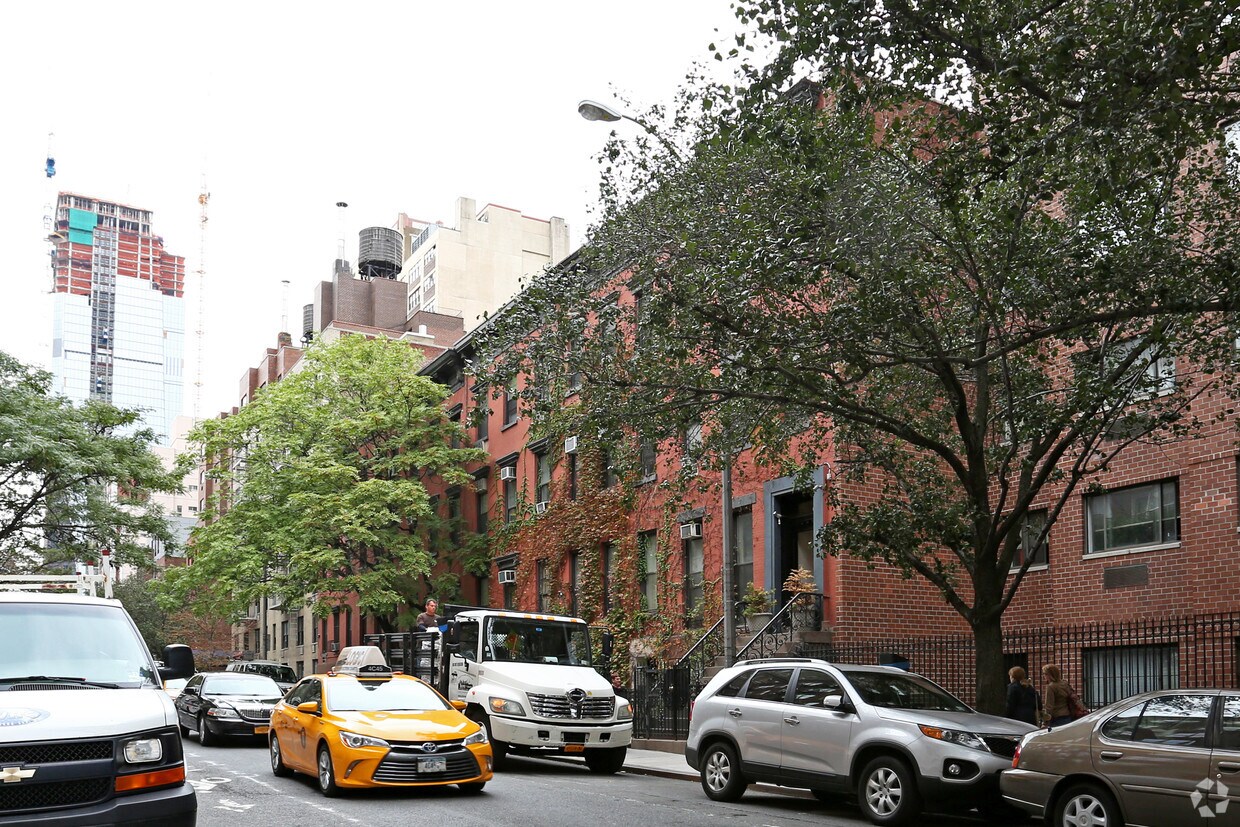 Building Photo - 315 W 30th St