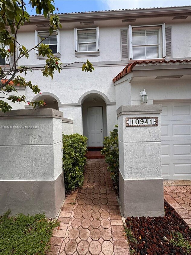 Foto principal - 10941 NW 43rd Ln