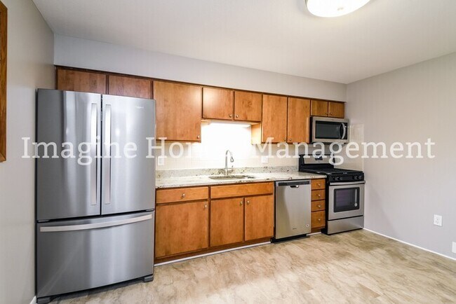 Building Photo - Recently Remodeled 3 Bedroom Duplex Ranch ...