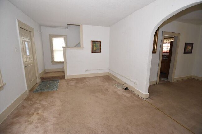 Building Photo - Close to IUSB Campus and Farmer's market.