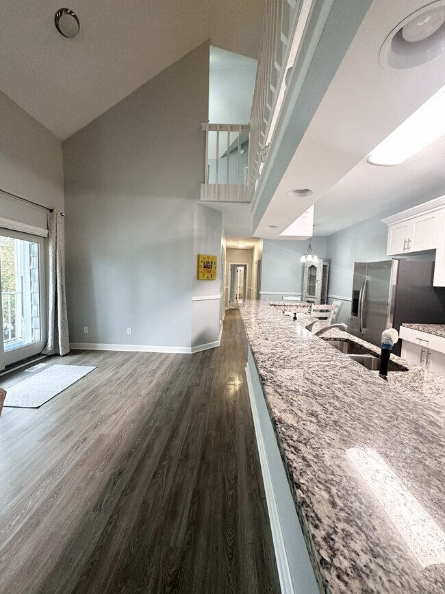 Foto del edificio - Spacious 4-Bedroom Beachside Condo in Gate...