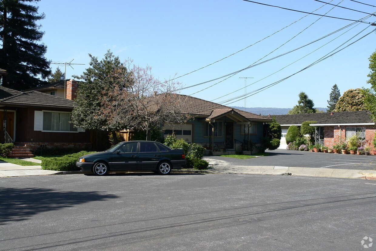 Foto del edificio - 1508-1510 Hawes Ct
