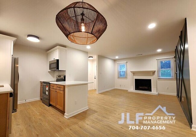 Foto del edificio - Freshly Updated 2/2 Duplex with Modern Fix...